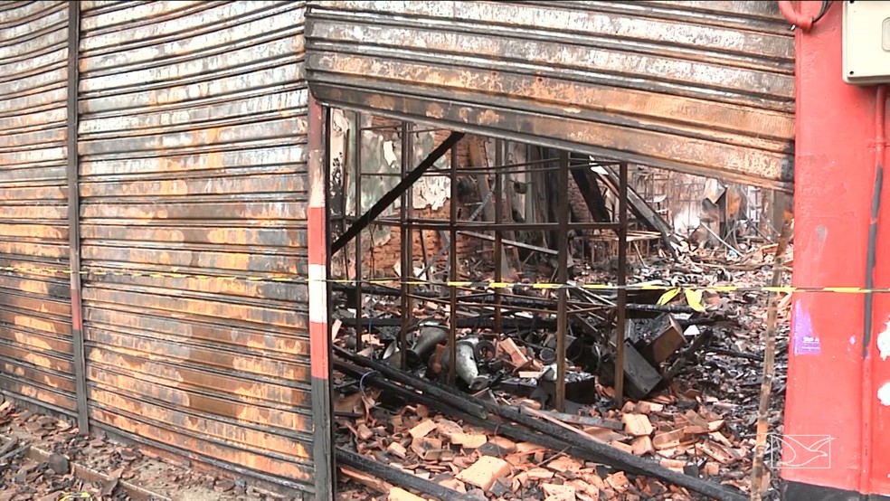 Loja de eletrônicos e instrumentos musicais ficou destruída após incêndio na manhã desta segunda-feira (11) (Foto: Reprodução/TV Mirante)