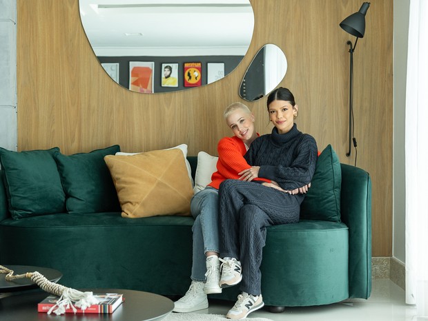 Marcella Rica e Vitória Strada revelam toda a decoração do living de 45 m². Assista!  (Foto: Wesley Diego Emes)