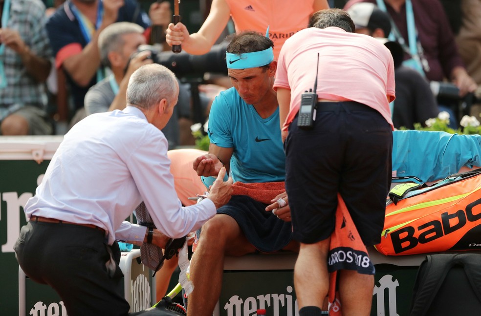 Rafael Nadal recebe atendimento na mão (Foto: Reuters)