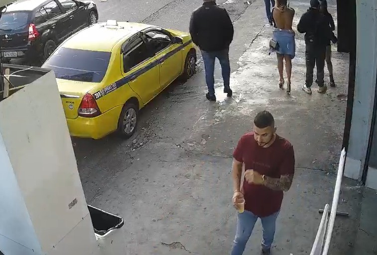 Polícia tenta prender miliciano Playboy da Curicica no Complexo da Maré