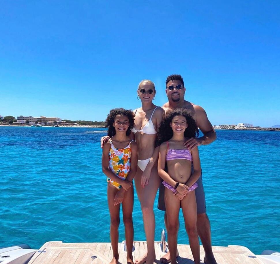 Celina Locks com Ronaldo Nazário e as filhas Maria Alice e Maria Sophia (Foto: Reprodução/Instagram)