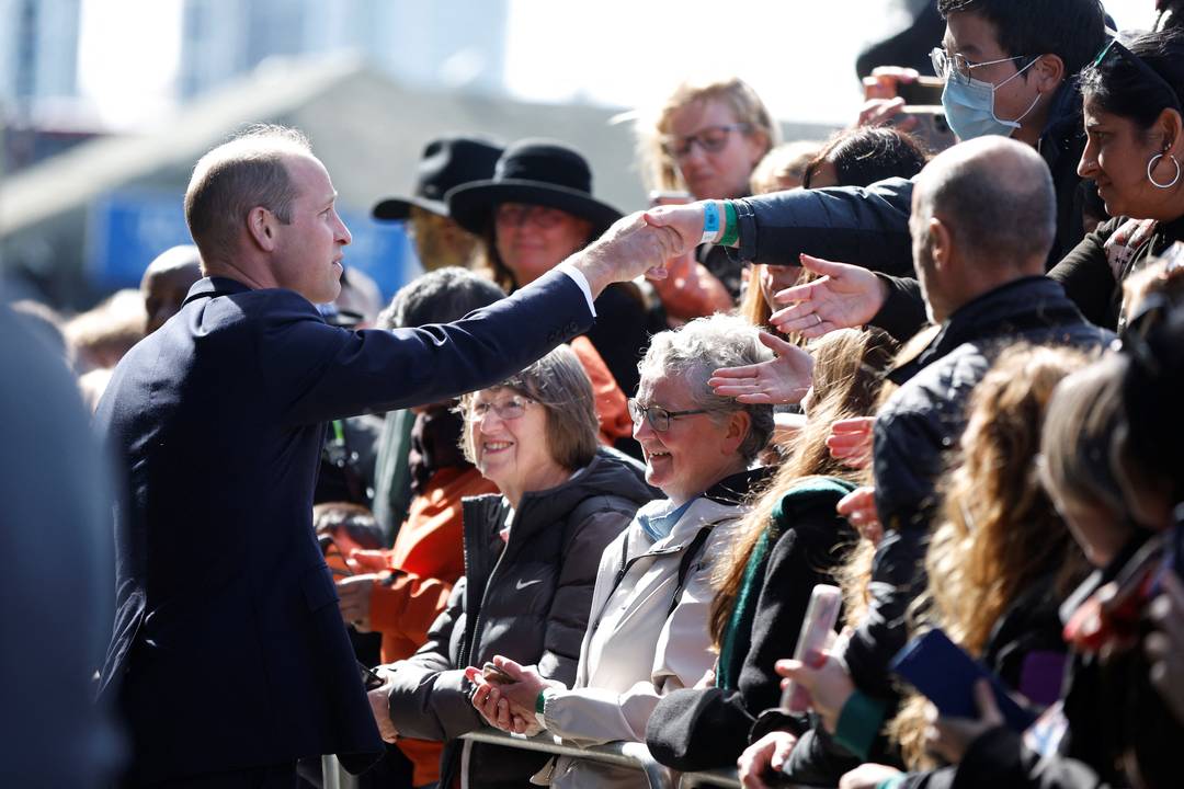 Príncipe William cumprimenta as pessoas na fila neste sábado em Londres