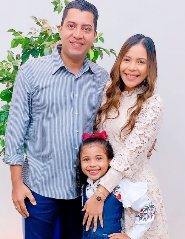 Dobson Santos com Amanda Wanessa e a filha deles, Mel Mendes (Foto: Reprodução/Instagram)
