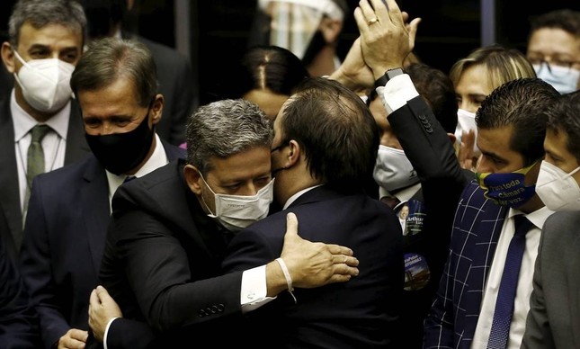 Eleito na Câmara, Arthur Lira abraça Rodrigo Maia