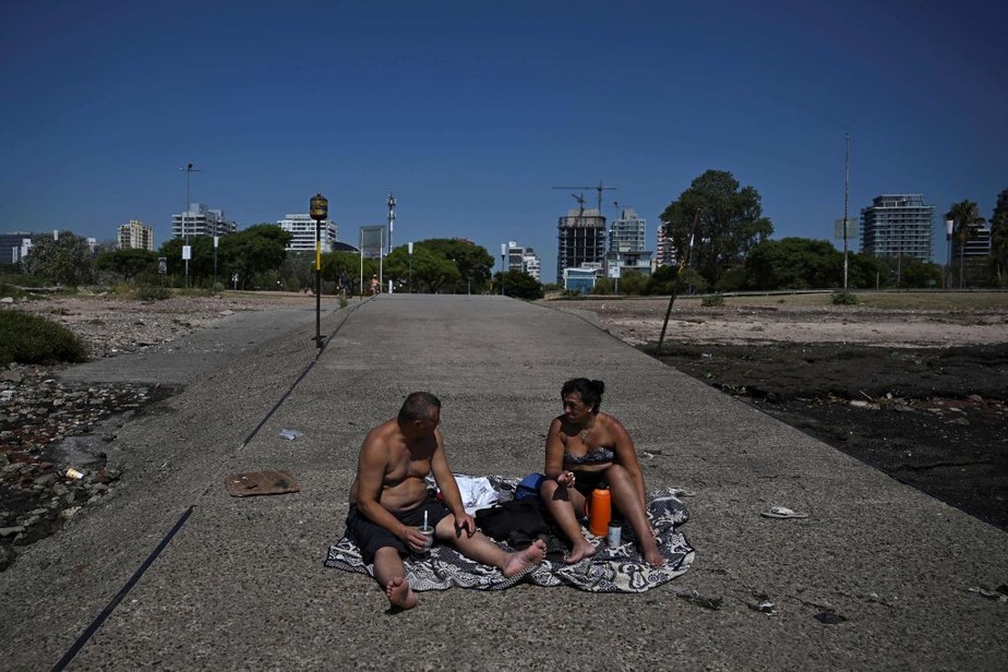 Portenhos buscam refresco às margens do Rio da Prata, em meio a onda de calor em Buenos Aires.