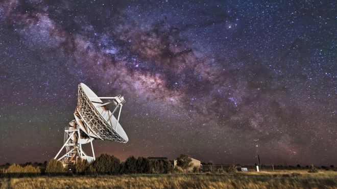 No mundo há várias organizações que enviam sinais ao espaço em busca de uma resposta (Foto: Getty Images via BBC News)