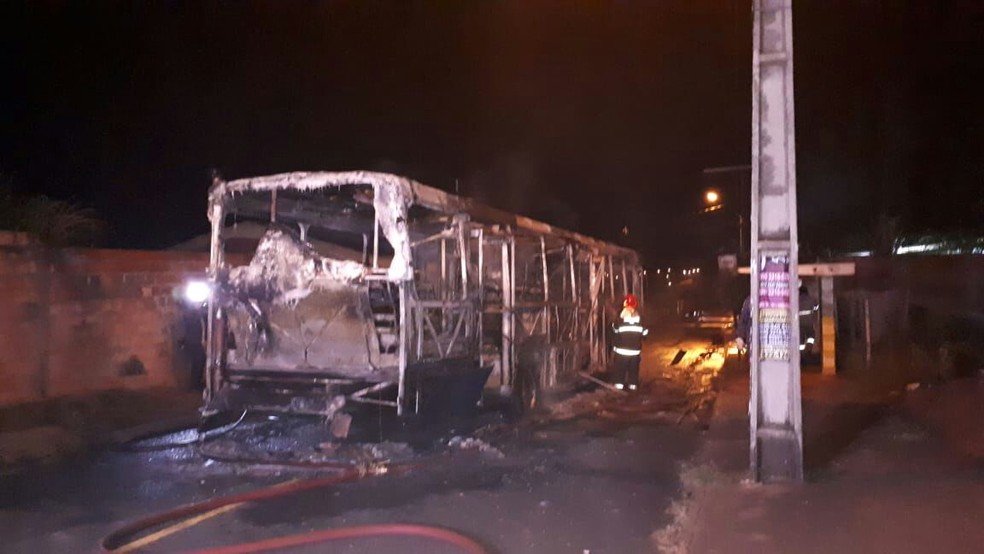Ônibus ficou destruído após ser incendiado no Bairro Laranjeiras (Foto: G1)