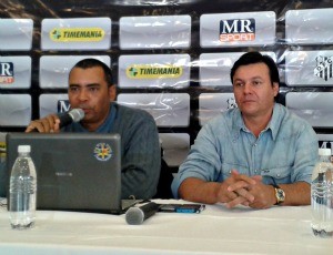 Toni Vieira (à esq.) apresenta elenco para disputa da Série B estadual (Foto: Hélder Rafael)