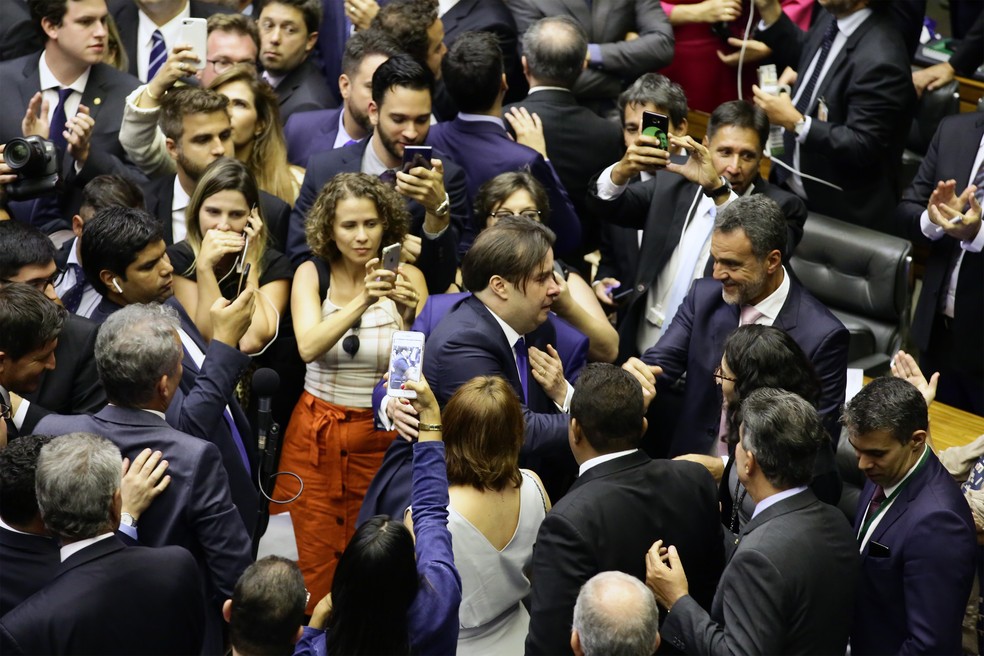 Deputados filmam a movimentação no plenário após a eleição do deputado Rodrigo Maia (DEM-RJ) para a presidência da Câmara dos Deputados — Foto: Luis Macedo/Câmara dos Deputados