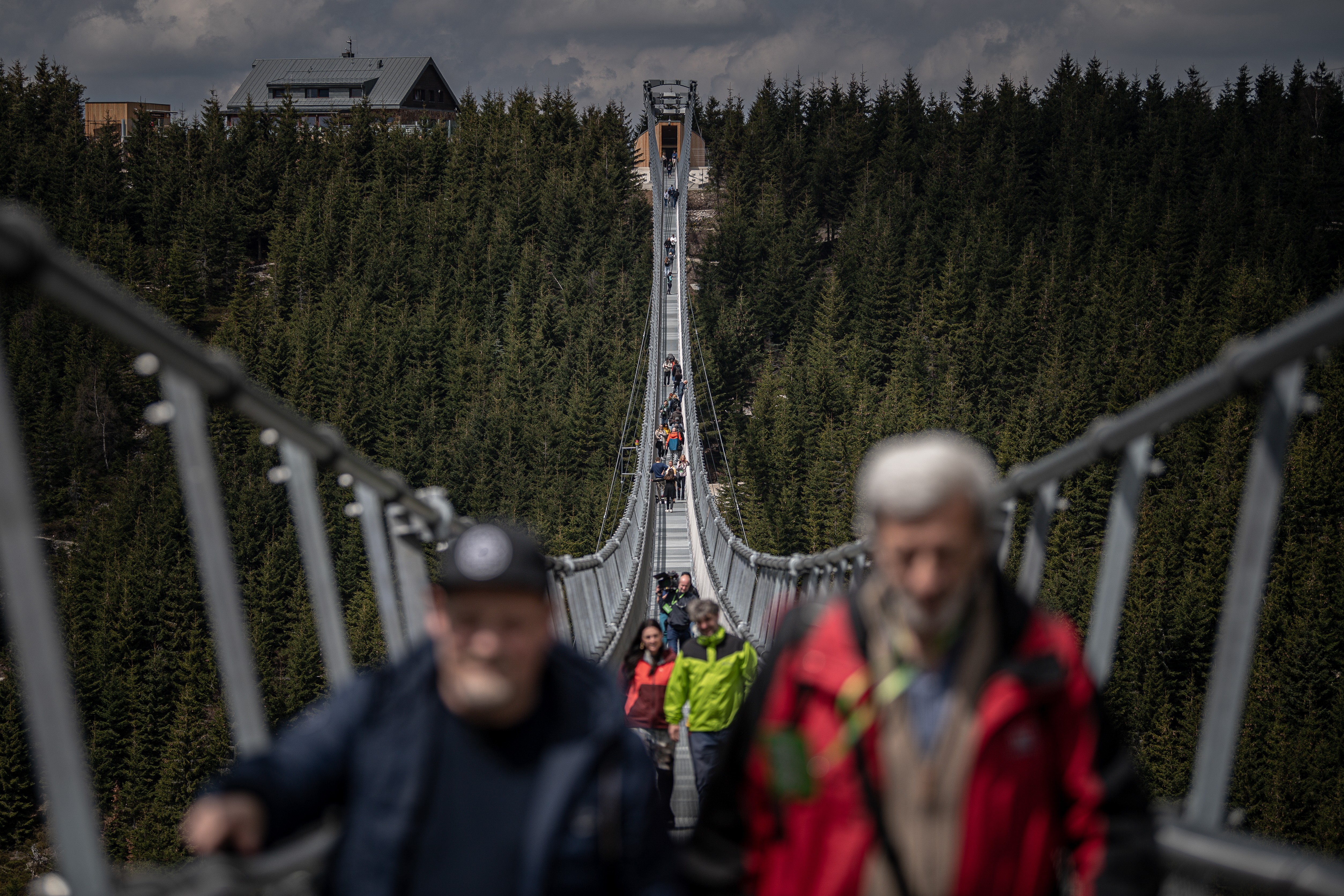 DOLNI MORAVA, CZECH REPUBLIC - MAY 9: Visitors walk on the Sky Bridge 721, the world's longest suspension pedestrian bridge in Dolni Morava, Czech Republic on May 9, 2022. Sky Bridge 721, the longest pedestrian bridge in the world with a length of 721 met (Foto: Anadolu Agency via Getty Images)