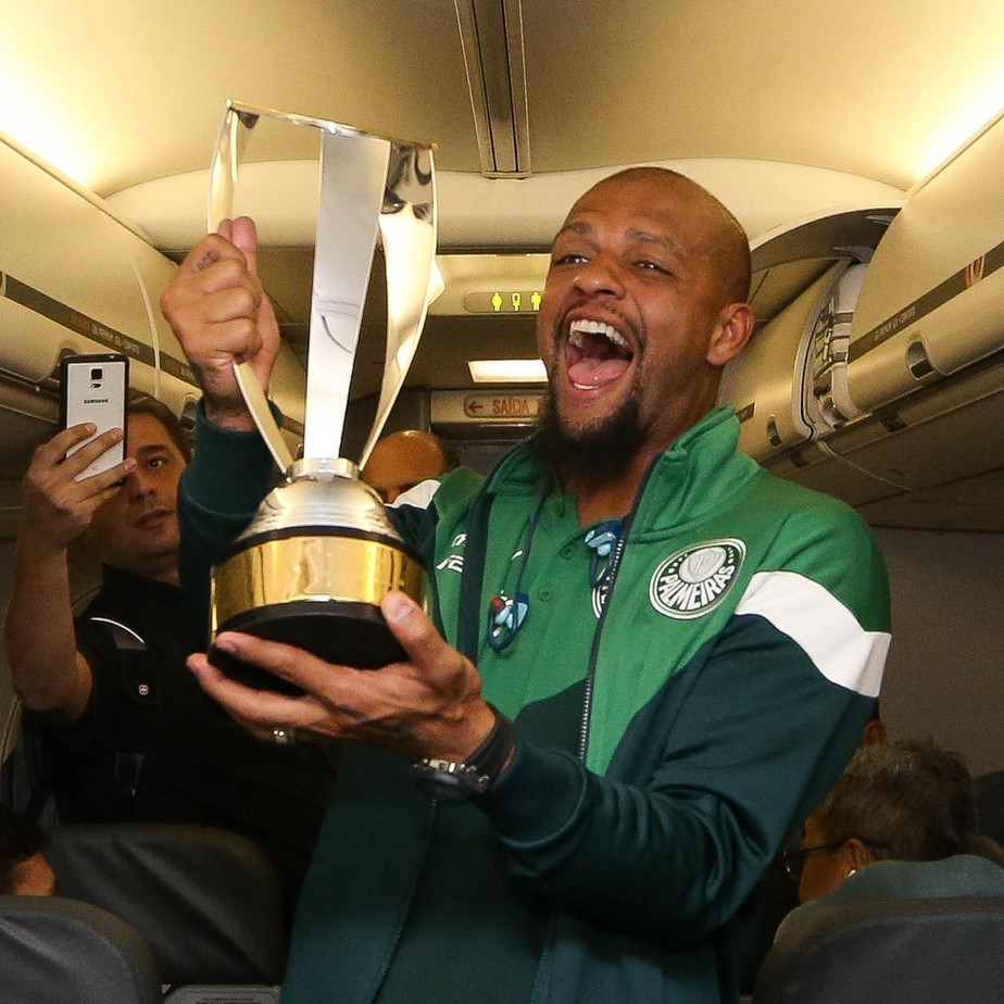 Felipe Melo, capitão do Palmeiras, ergue taça do Torneio da Flórida dentro do avião; fotos