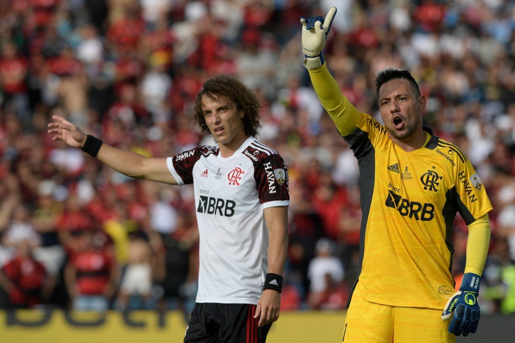Diego Alves e David Luiz durante primeiro tempo difícil para o flamengoAFP