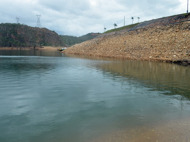 Lago de Furnas com nível baixo próximo à hidrelétrica, MG. (Foto: Tiago Campos / G1)