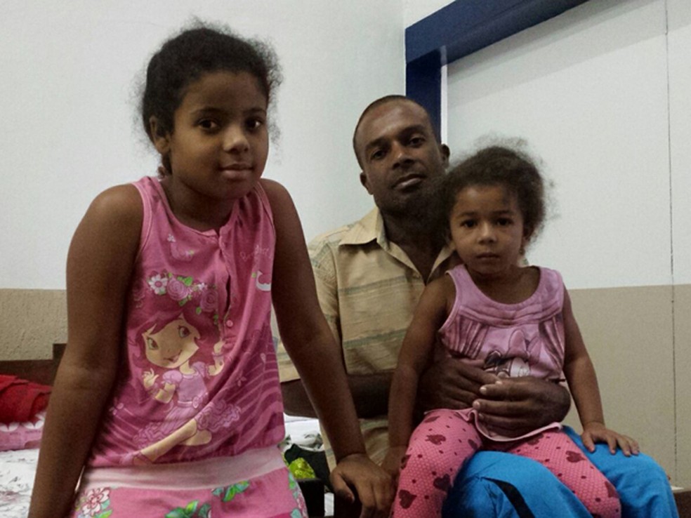 Francisco de Paula Felipe dias após o rompimento no primeiro dos 4 endereços que teve após a tragédia: um quarto de uma pousada — Foto: Raquel Freitas/G1