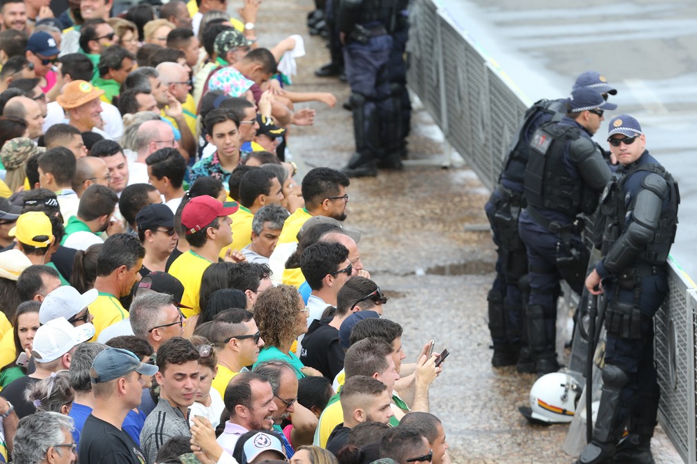 Chegada de público para acompanhar a cerimônia de posse do presidente eleito do Brasil, Jair Bolsonaro, nas imediações do Palácio do Planalto, em Brasília — Foto: Wilton Junior/Estadão Conteúdo