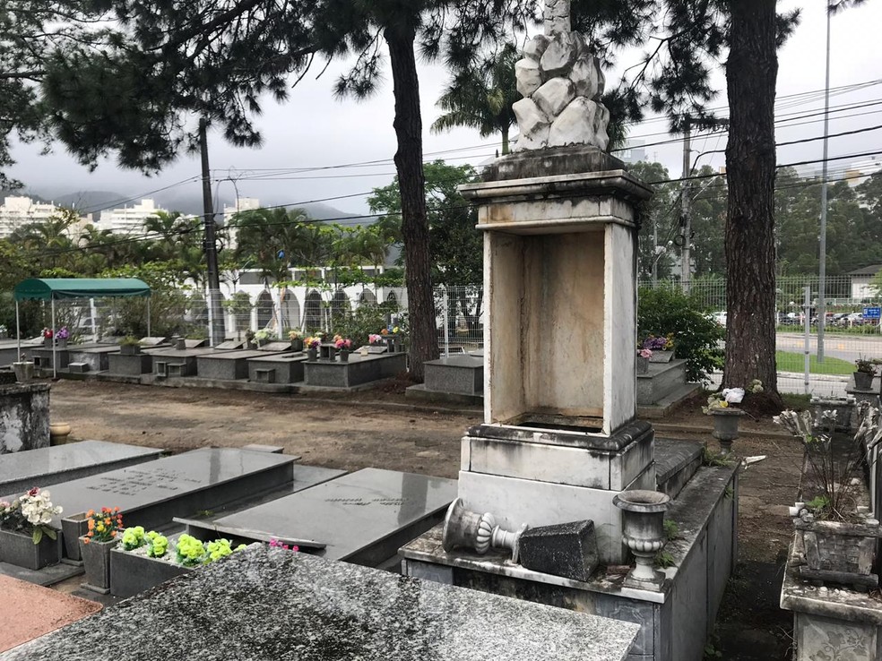 Túmulo no cemitério do Itacorubi, em Florianópolis — Foto: Graciela Andrade/NSC TV