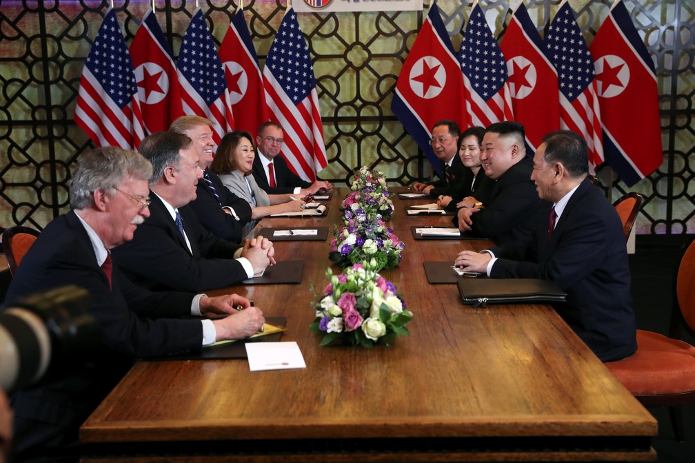 Donald Trump, Kim Jong-un e assessores fazem nova rodadas de discussões em Hanói, no Vietnã — Foto: Leah Millis/Reuters