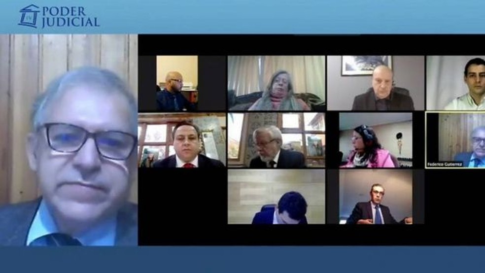 O Judiciário transmitiu a audiência ao vivo. À esquerda, o juiz Federico Gutiérrez — Foto: Reprodução/BBC