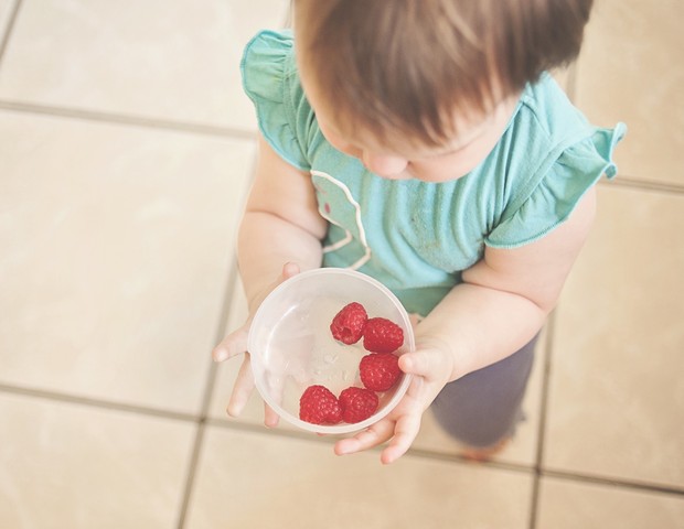 criança comendo fruta, saudável (Foto: Pixabay)