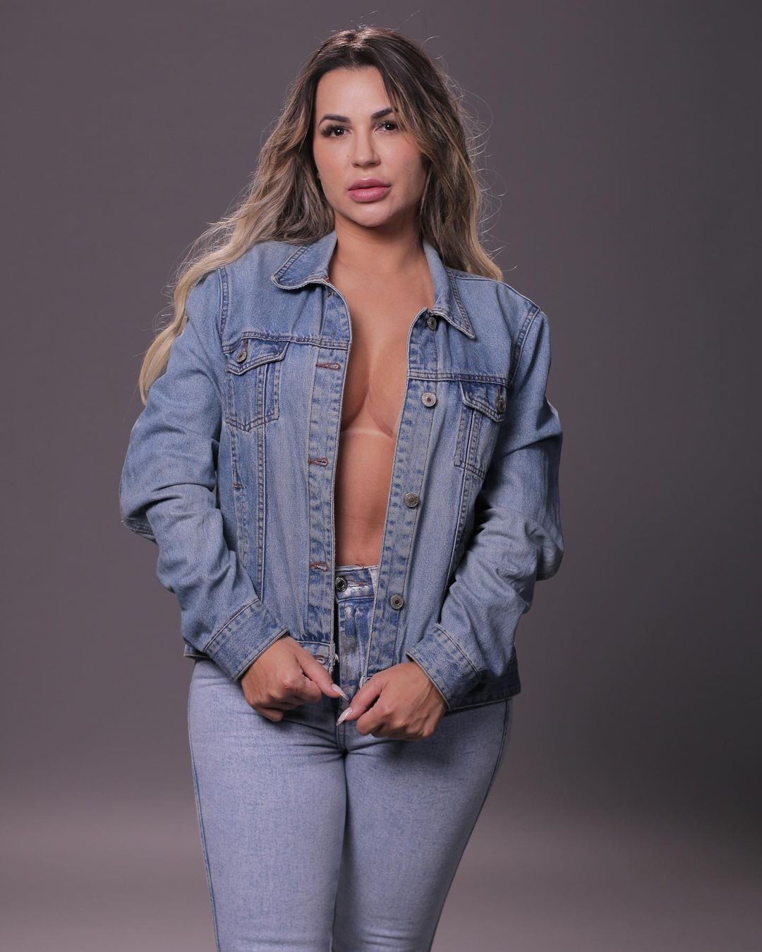 Deolane bezerra pagando peitinho