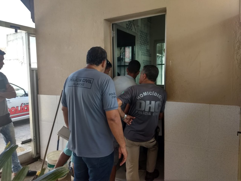 Agentes da Delegacia de Homicídios buscam imagens de circuito de segurança do condomínio onde morava o vereador Silvânio Barbosa (Foto: Derek Gustavo/G1)