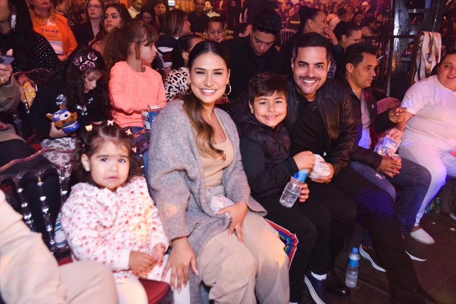 Simone Mendes e Kaká Diniz com os filhos, Henry e Zaya