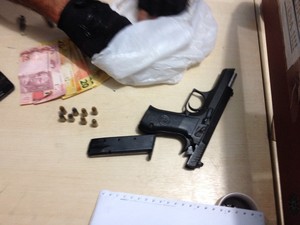 PM apreendeu pistola de uso restrito, dinheiro e drogas com suspeitos (Foto: Toni Francis/G1RO)