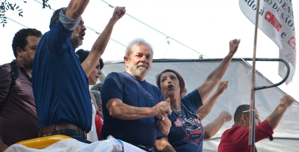 O ex-presidente Lula, em 7 de abril, durante ato em SÃ£o Bernardo do Campo (SP), horas antes de se entregar Ã  PF â Foto: Rovena Rosa / AgÃªncia Brasil