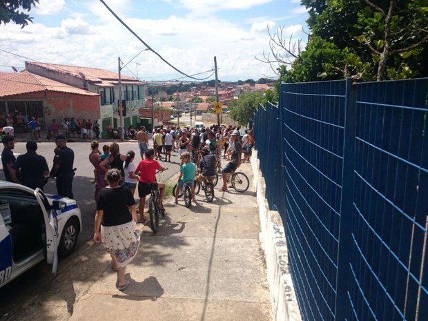 Moradores se aglomeraram para acompanhar o resgate (Foto: Tássia Lima/ G1)