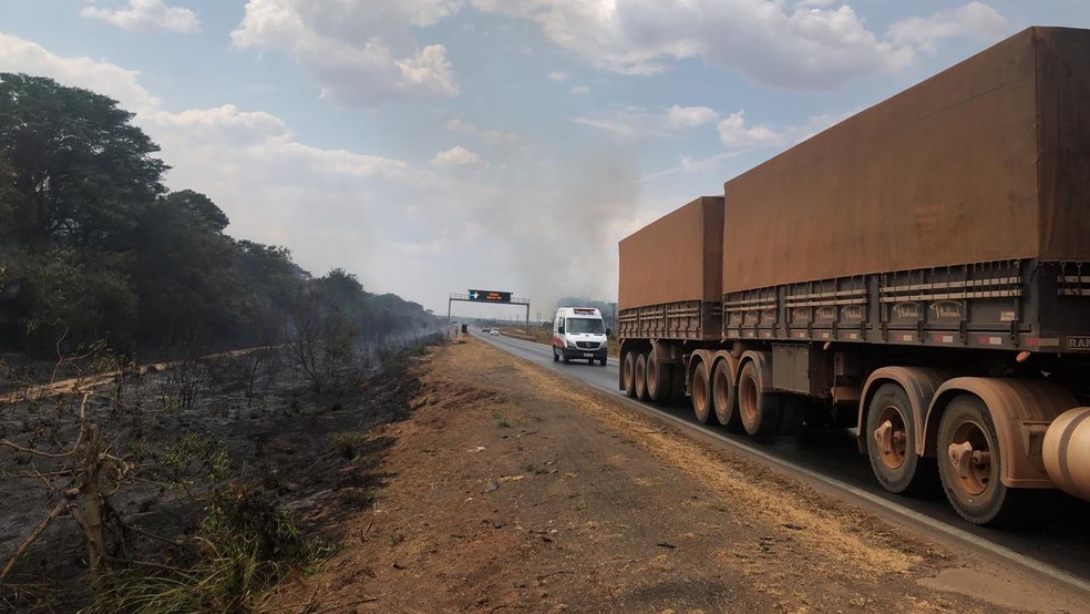 O incêndio está em um trecho da BR-163 em Nova Mutum, a 269 km de Cuiabá. — Foto: Djeferson Kronbauer/Power Mix