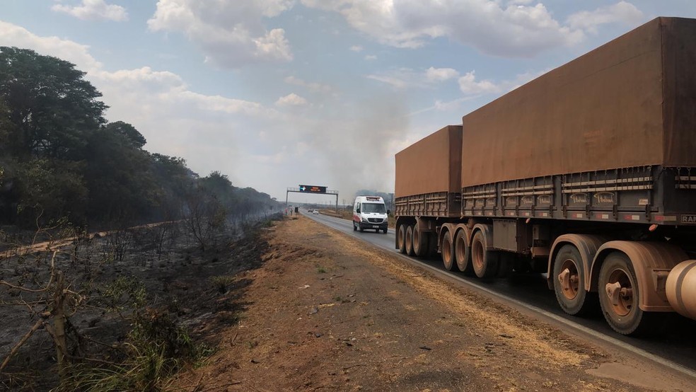 O incÃªndio estÃ¡ em um trecho da BR-163 em Nova Mutum, a 269 km de CuiabÃ¡. â Foto: Djeferson Kronbauer/Power Mix