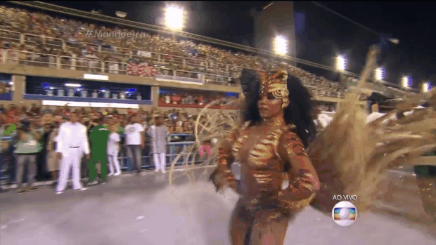 Evenlyn Bastos, rainha da bateria da Mangueira; vinda da comunidade da Mangueira, ela foi musa do programa Caldeirão do Huck e consagrada no concurso de rainha do carnaval do Rio em 2013 (Foto: Reprodução/TV Globo)