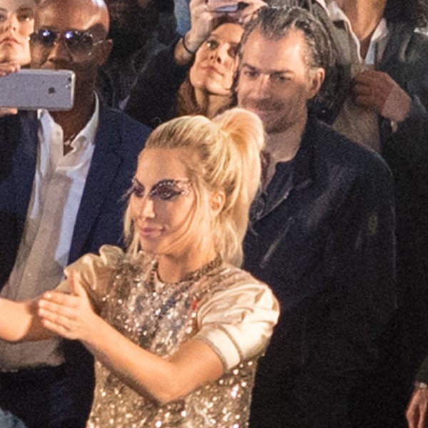Christian Carino (na segunda fila) olha apaixonado para Gaga no desfile de Tommy Hilfiger (Foto: Getty Images)