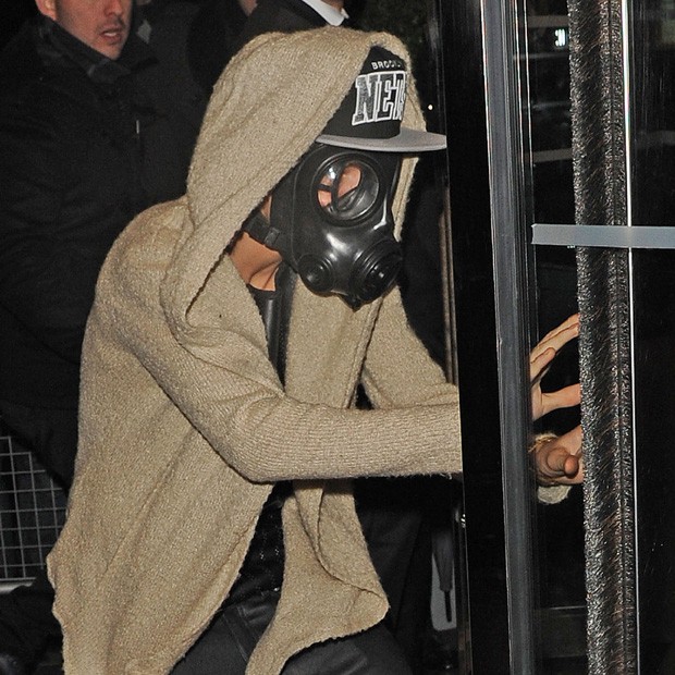 Justin Bieber passeia usando uma máscara de gás em Londres Quem Popquem