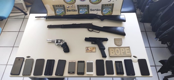 Miliciano foi encontrado com quatros armas e 13 celulares — Foto: Divulgação/SSP-BA