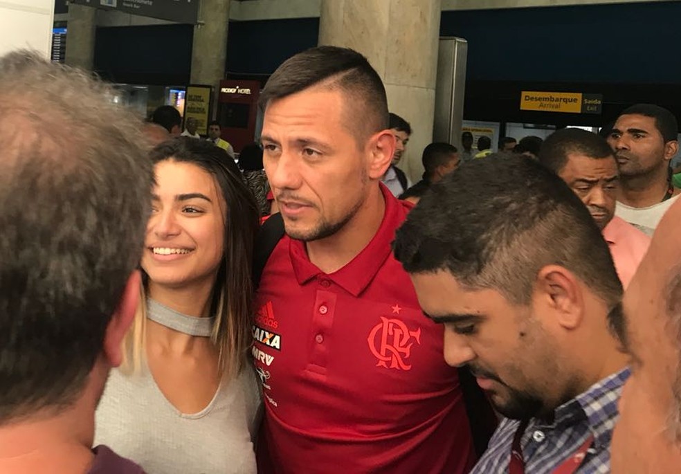 Diego Alves foi o mais festejado na chegada ao Rio de Janeiro (Foto: Amanda Kestelman/GloboEsporte.com)