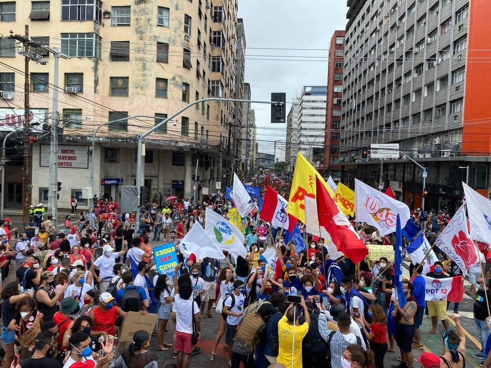 [Recife, 03/07, 11h40] Manifestantes ocupam a Ponte Duarte Coelho e a Avenida Conde da Boa Vista, no Recife, em ato contra Bolsonaro — Foto: Priscilla Aguiar/G1