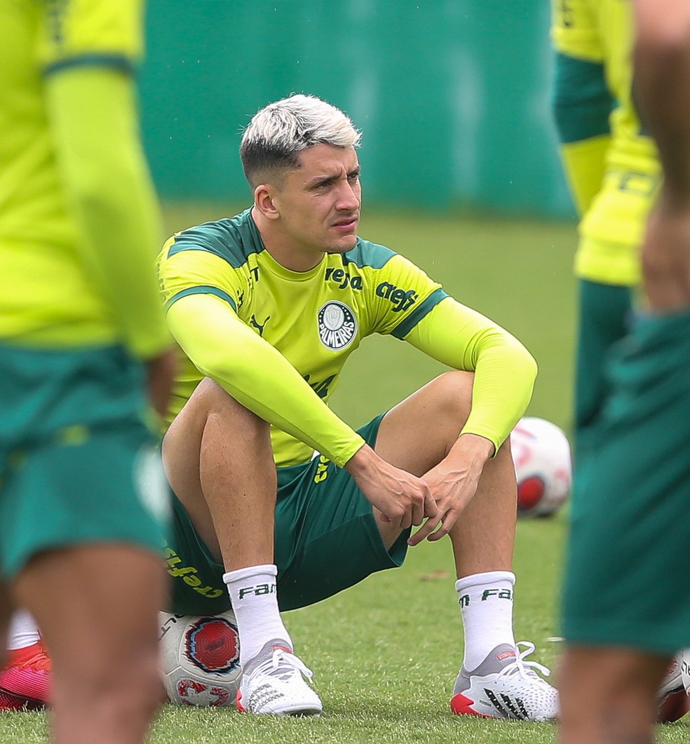O lateral-esquerdo Piquerez durante treino do Palmeiras — Foto: Cesar Greco