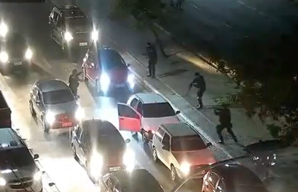 Em meio ao trânsito, policiais cercam e prendem suspeitos de roubo de veículos em Fortaleza — Foto: Reprodução