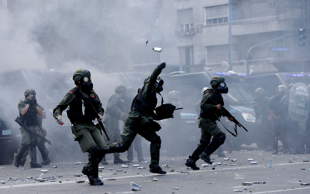 Policiais disparam gás lacrimogêneo em manifestantes em frente ao Congresso argentino, em Buenos Aires, durante protesto contra a reforma da previdência, na quinta-feira (14) (Foto: AP Photo/Natacha Pisarenko)