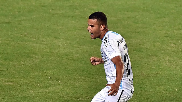 Alisson comemora gol diante do Bahia