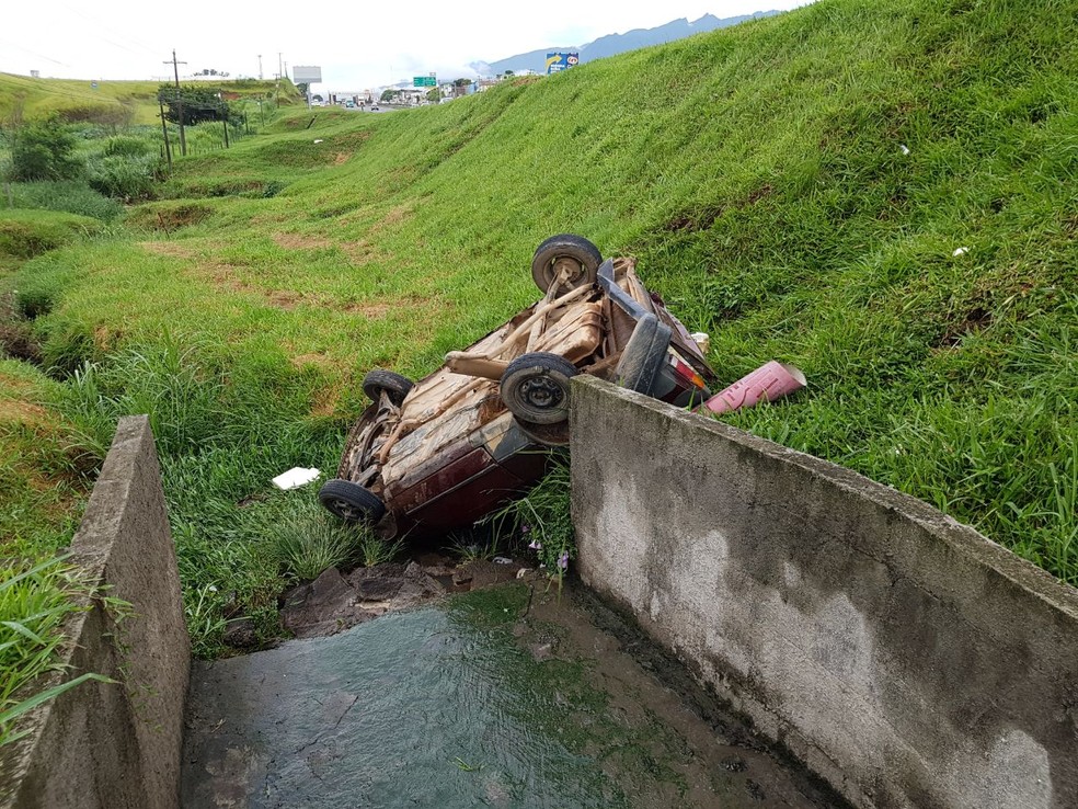 Carro sai da pista e cai em ribanceira na Via Dutra, em Resende (Foto: Silvio Seixas/TV Rio Sul)