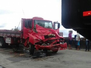 Motorista e passageira deste caminhão vermelho ficaram feridos na BR-232, em Moreno, e foram socorridos (Foto: Divulgação/Polícia Rodoviária Federal)