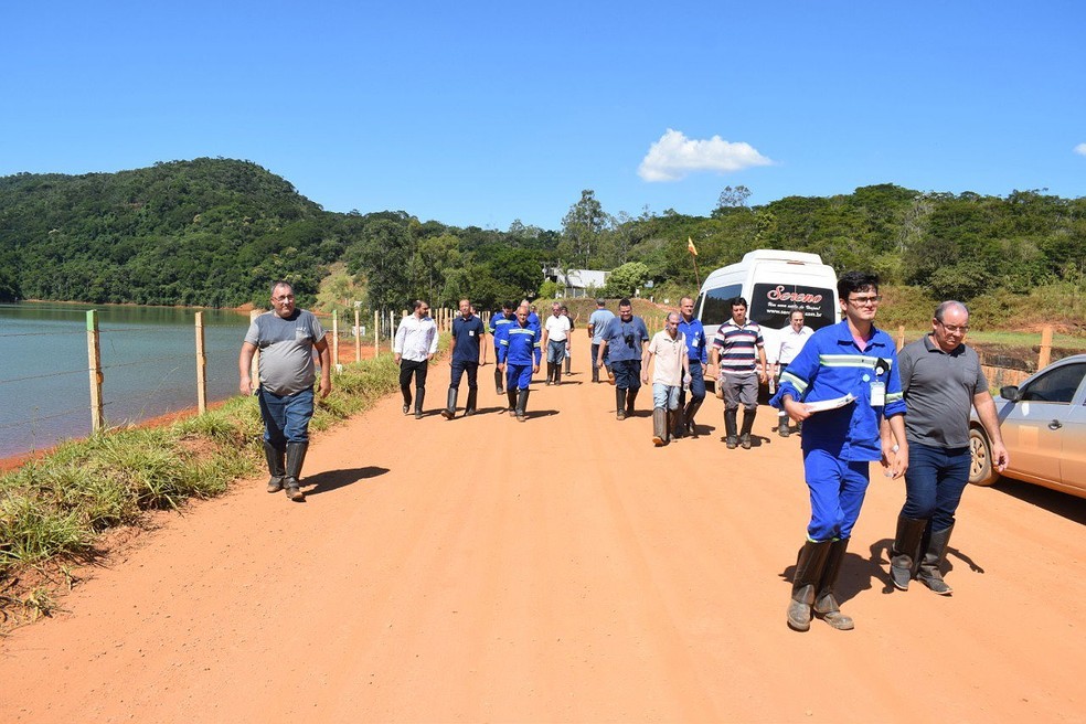 Autoridades visitaram barragem da mineradora Companhia Brasileira de Alumínio (CBA) em Itamarati de Minas (MG)  — Foto: Prefeitura de Leopoldina/Divulgação