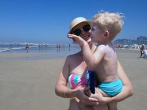 Mãe reforça cuidados com o filho na exposição ao sol (Foto: Rafaella Fraga/G1)