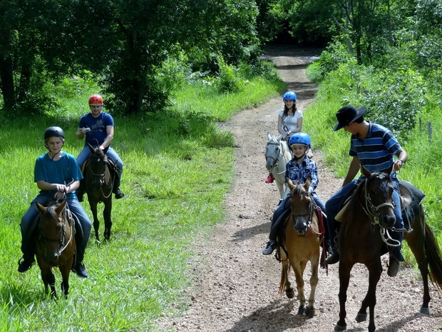 Passeio a cavalo está entre os atrativos que levam o turista a conhecer mais sobre a fauna e flora de Bonito (Foto: Divulgação/Secretaria de Turismo de Bonito)