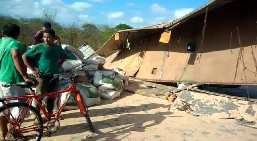 A carreta estava carregada com sacas de trigo. Acidente entre Forquilha e Sobral. — Foto: Evelyn Ferreira/TV Verdes Mares