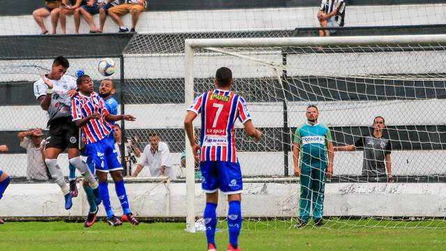 Alef Manga sobe para marcar o primeiro gol do ASA