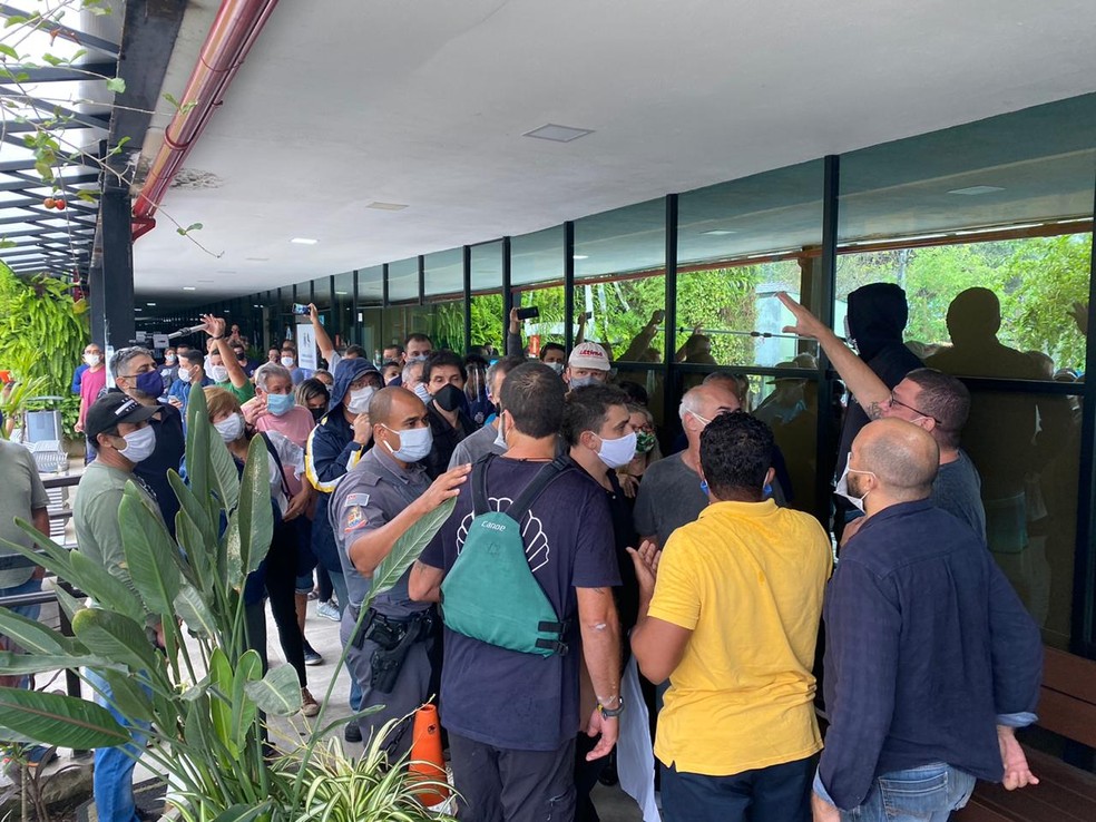 Protesto de empresários por ajuda fiscal na quarentena causa aglomeração em Ilhabela — Foto: Tribuna do Povo