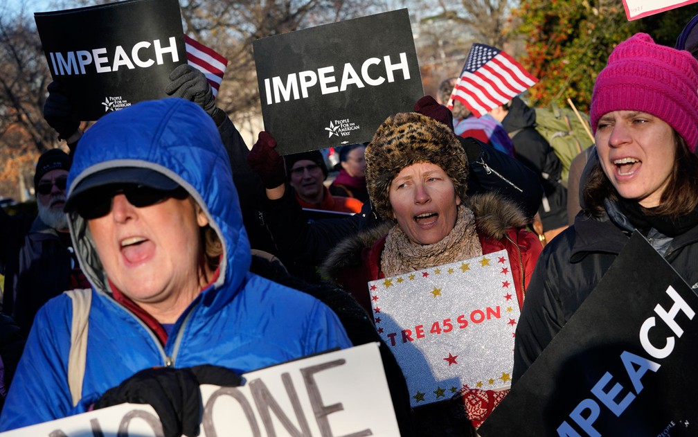 Manifestantes participam de protesto a favor do impeachment de Donald Trump do lado de fora do Capitólio, em Washington, na quarta-feira (18) — Foto: Win McNamee/Getty Images/AFP